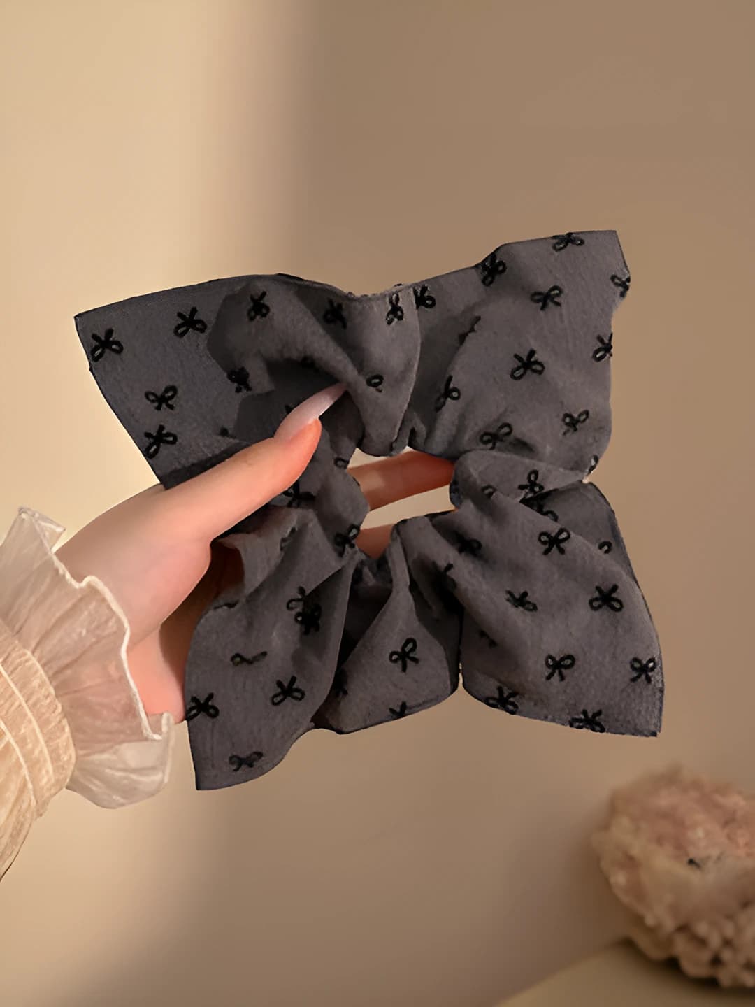 Grey bow square 22 cm