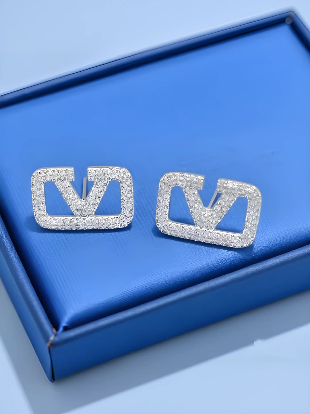 569 Letter V earrings - Silver
