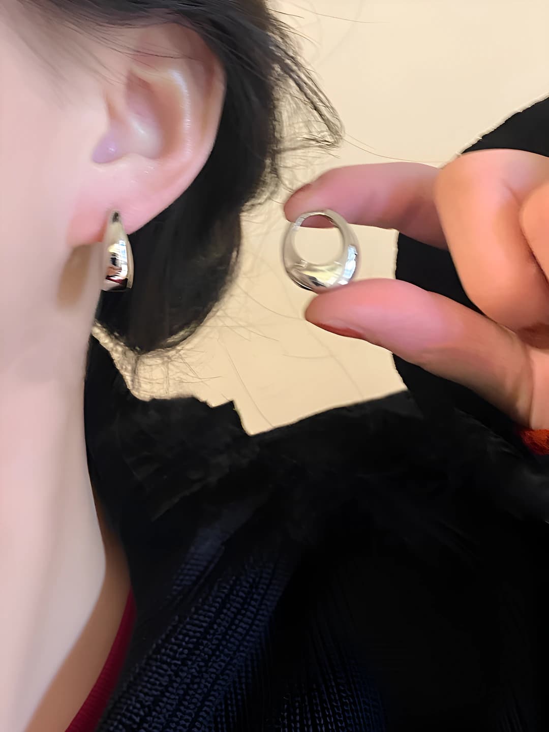 Ayollar uchun minimalizm uslubidagi geometrik shakldagi metall halqa ziraklar