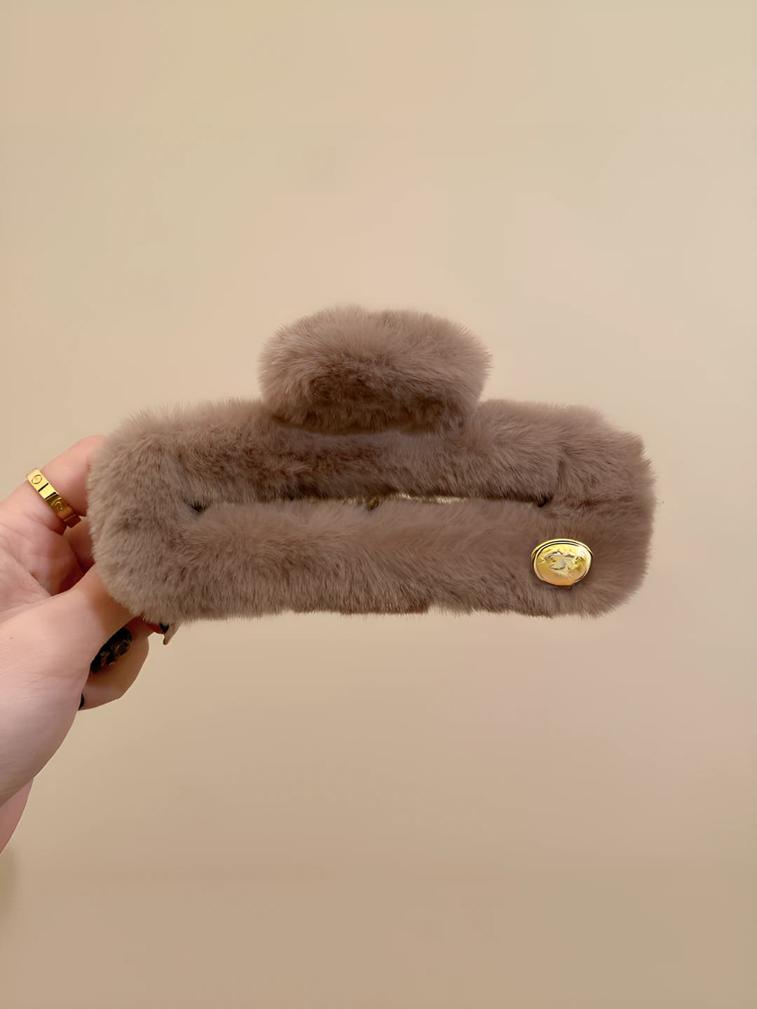 Кофейный, мех, золотой логотип