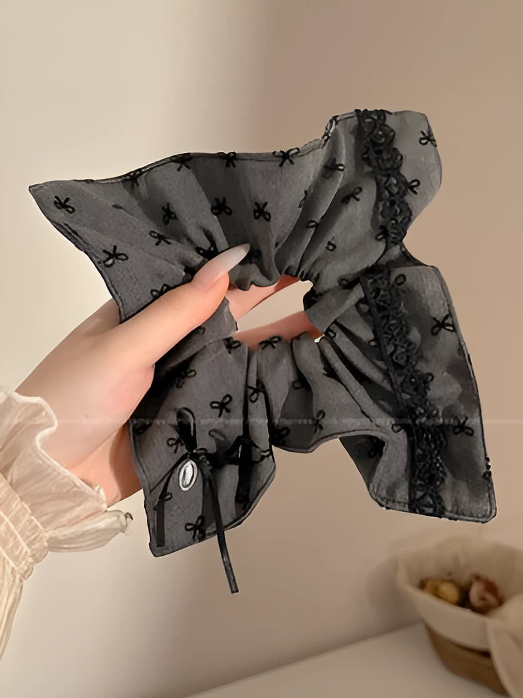 Grey bow square 20 cm