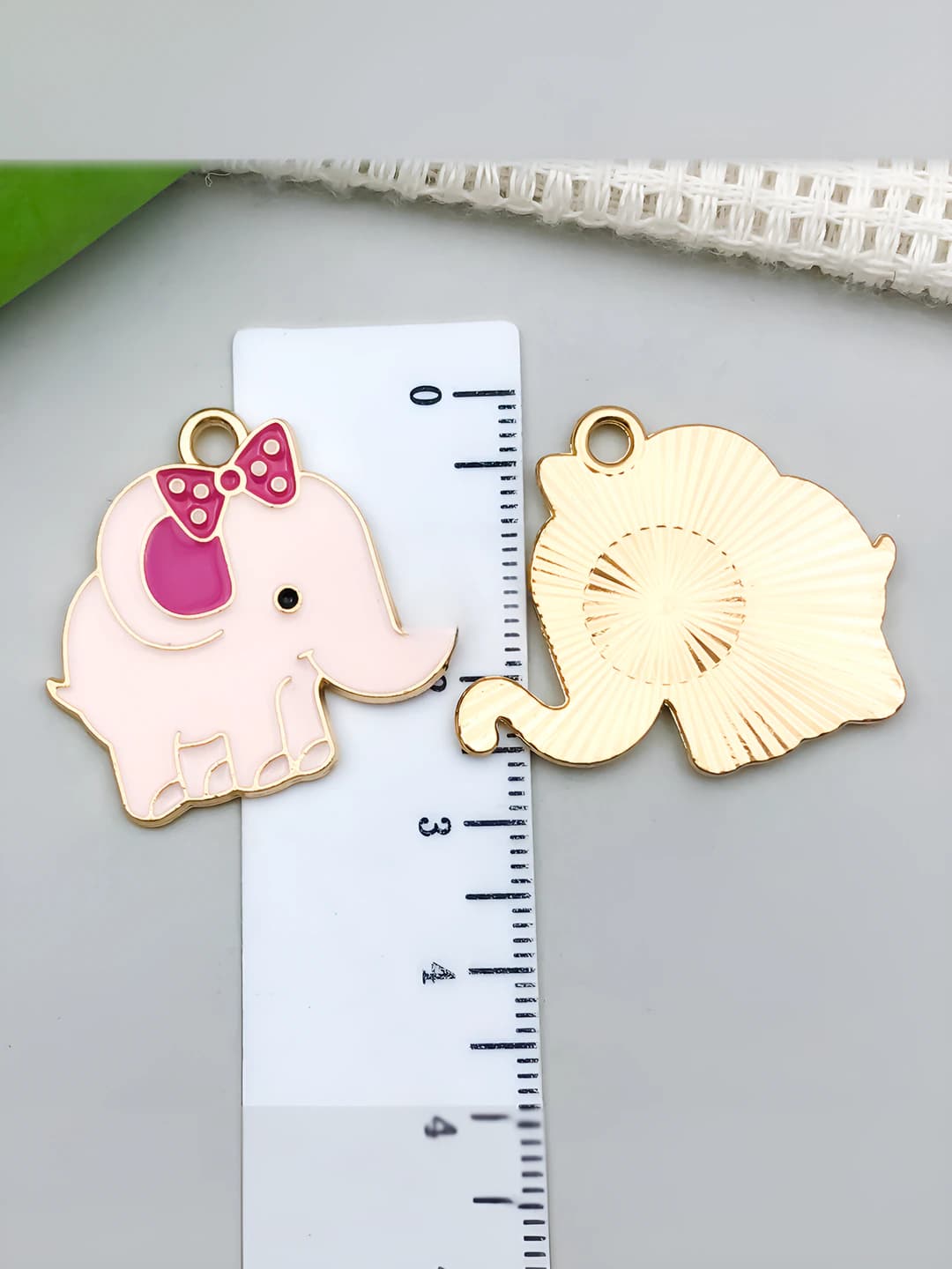1 large pink bow elephant 33x27mm-3.1g