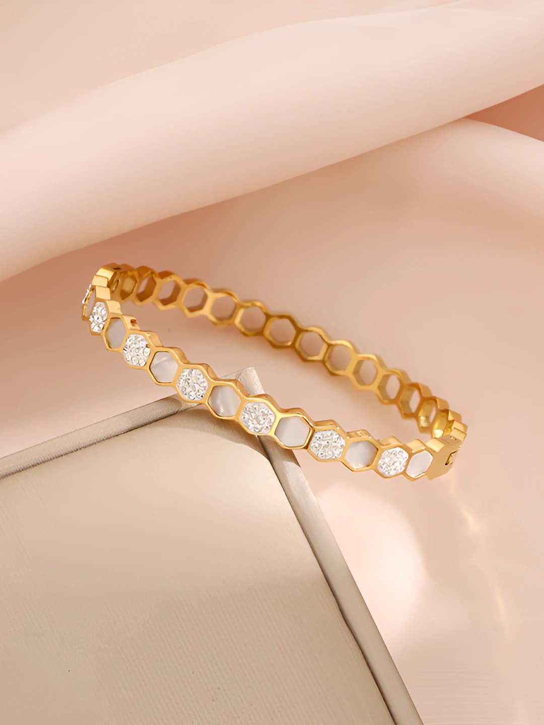 912 White shell hexagonal bracelet, gold