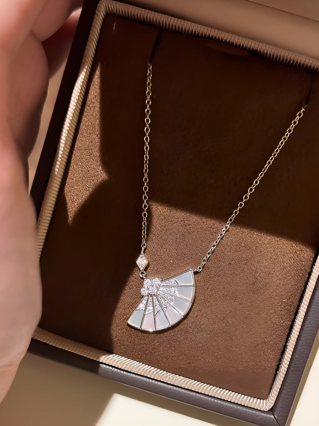 Women's pendant necklace with white shell leaf design, Chinese style, 41-50 cm