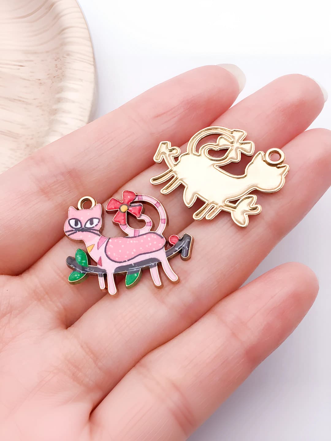 Pink, 21x24x1mm, 1.3g