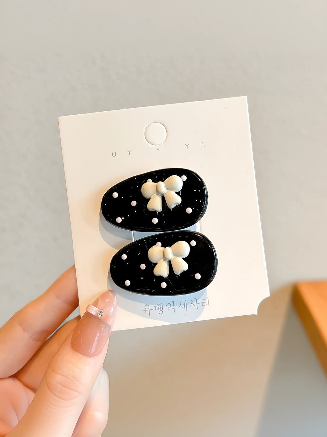 Black clip, white bow 4 cm