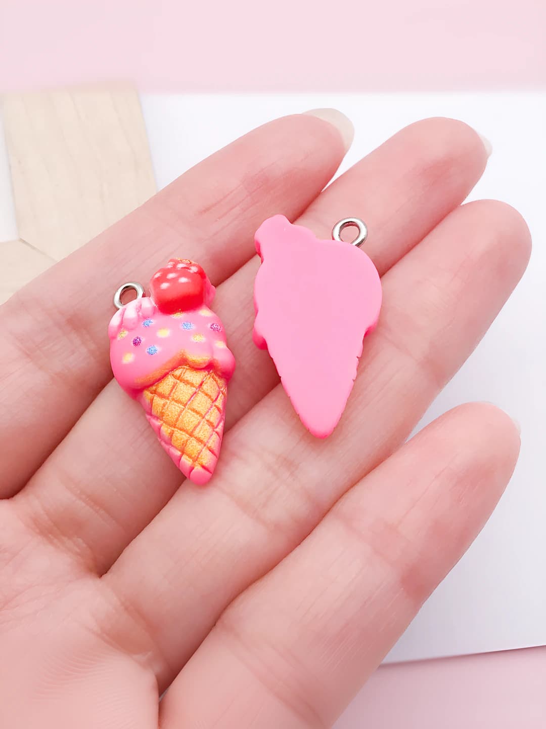 Rose red resin strawberry ice cream 26x13.5x7mm-1.3g