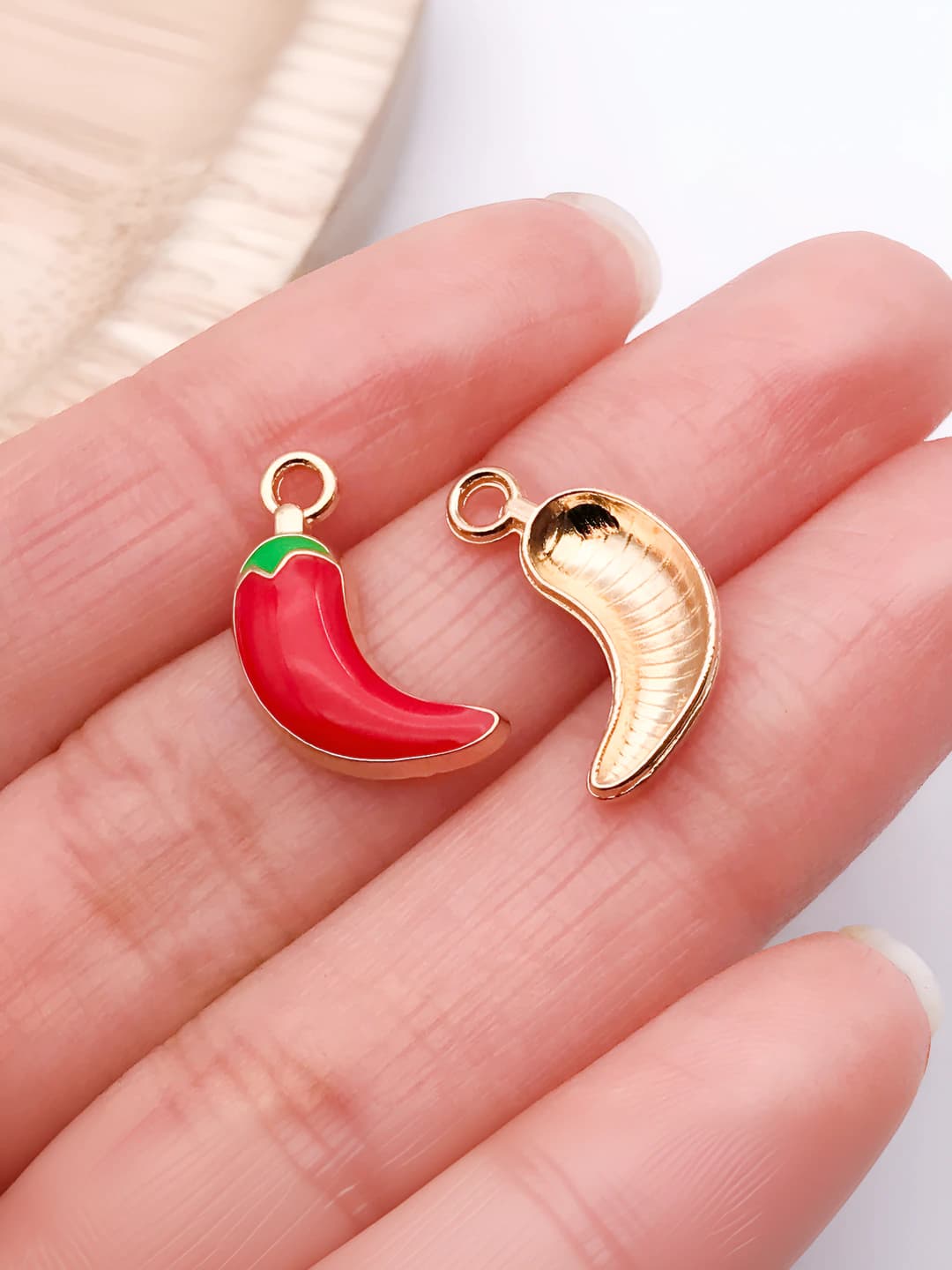 Qizil, 18x12x3mm