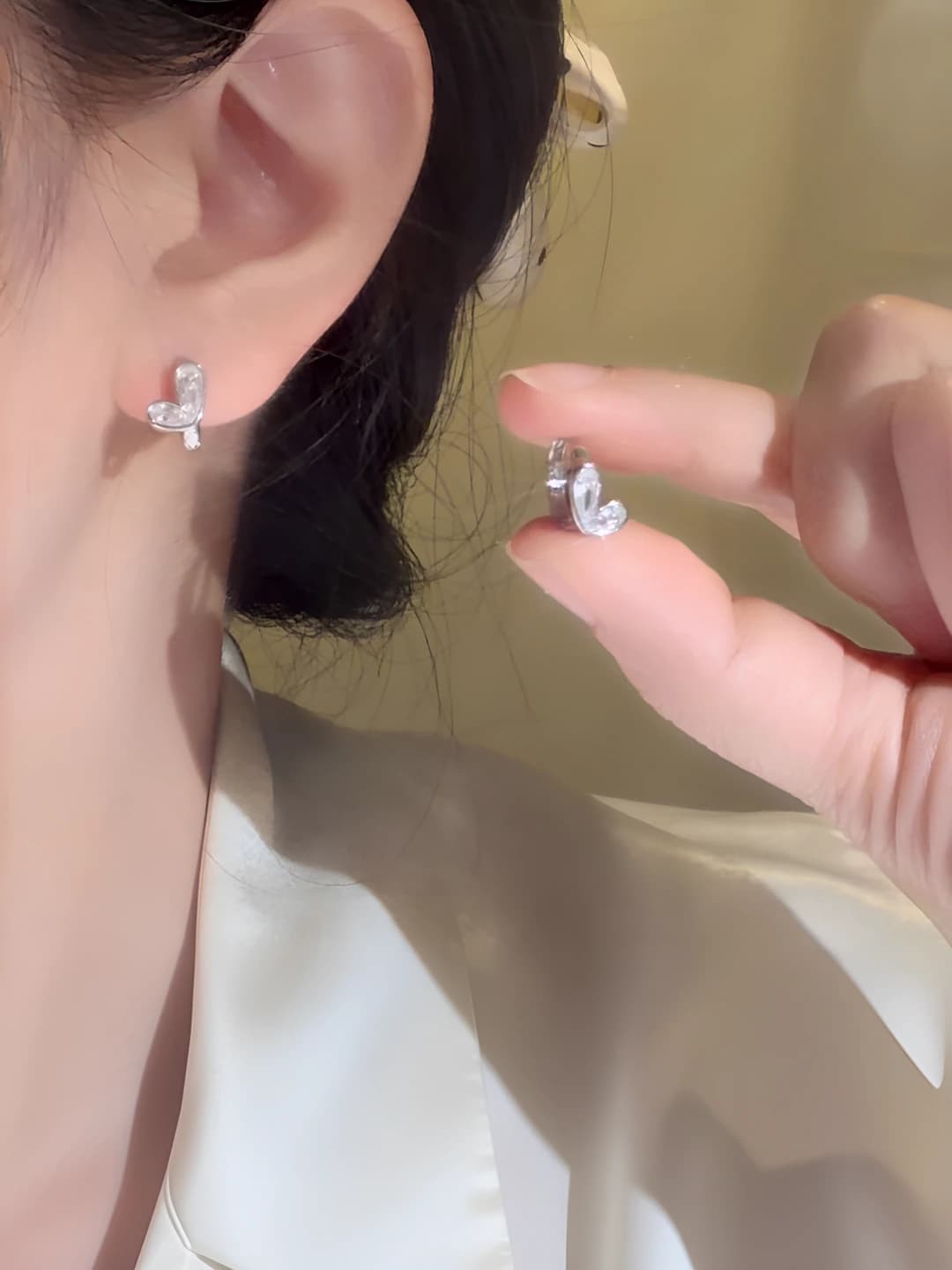 Women's heart-shaped zirconia stud earrings, versatile style, simple and fashionable design