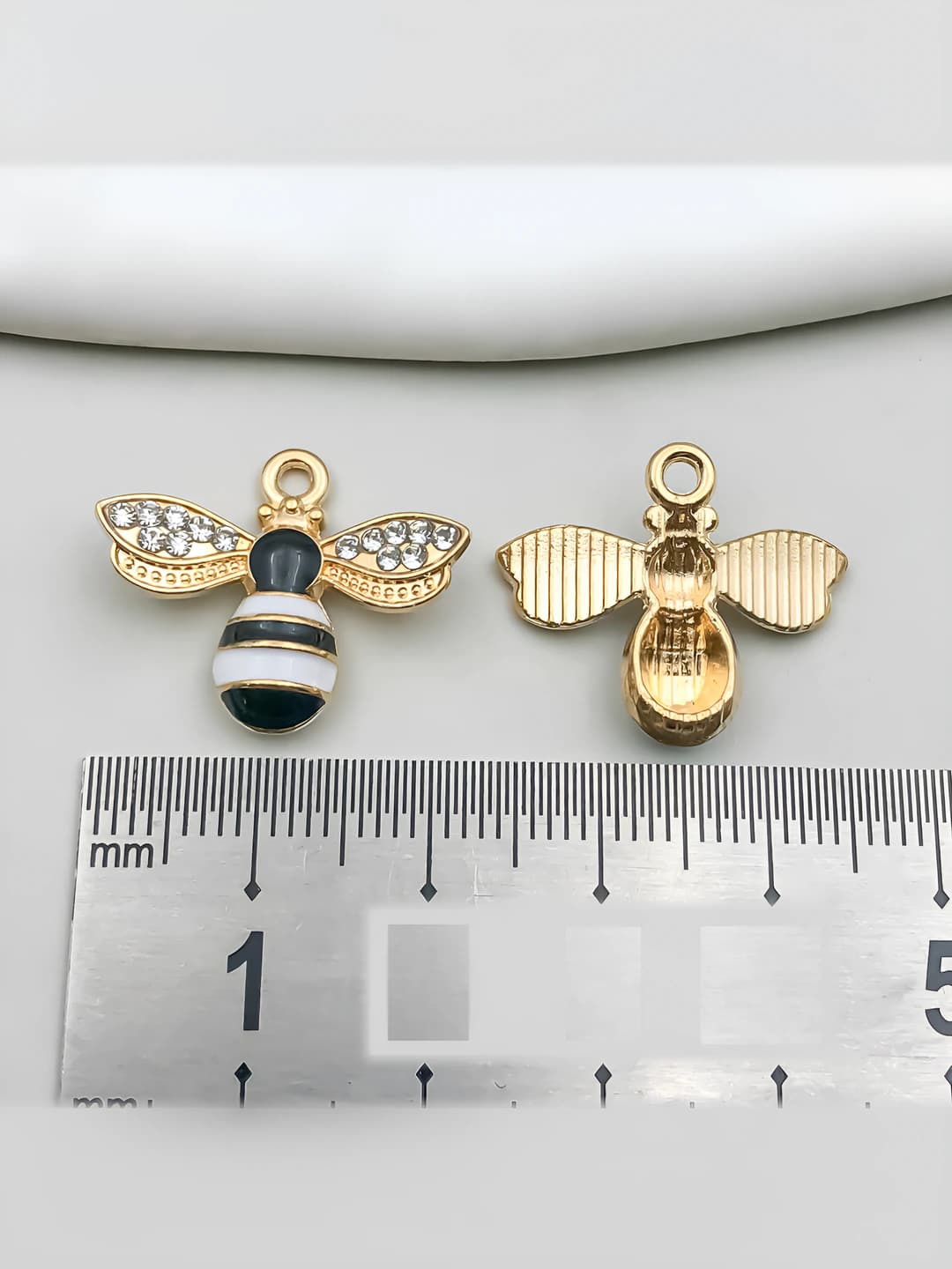 1 ta qora emilgan asalari - 18x22mm - 1.5g