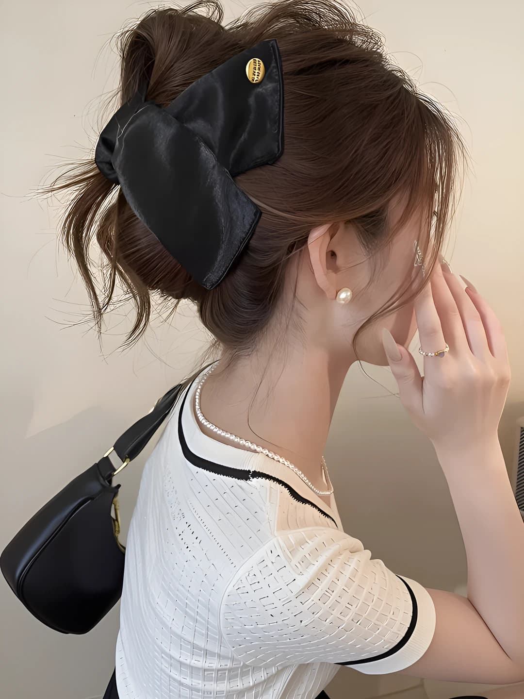 Black triangle clip