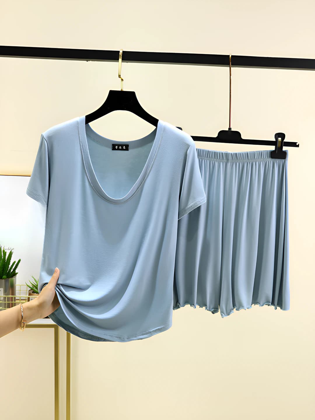 Ayollar uchun mo'dal U-shakl yoqali, dumaloq yoqali, bo'sh (oversize) yupqa kalta yengli shorti uy kiyimi to'plami (komplekt), yoz uchun