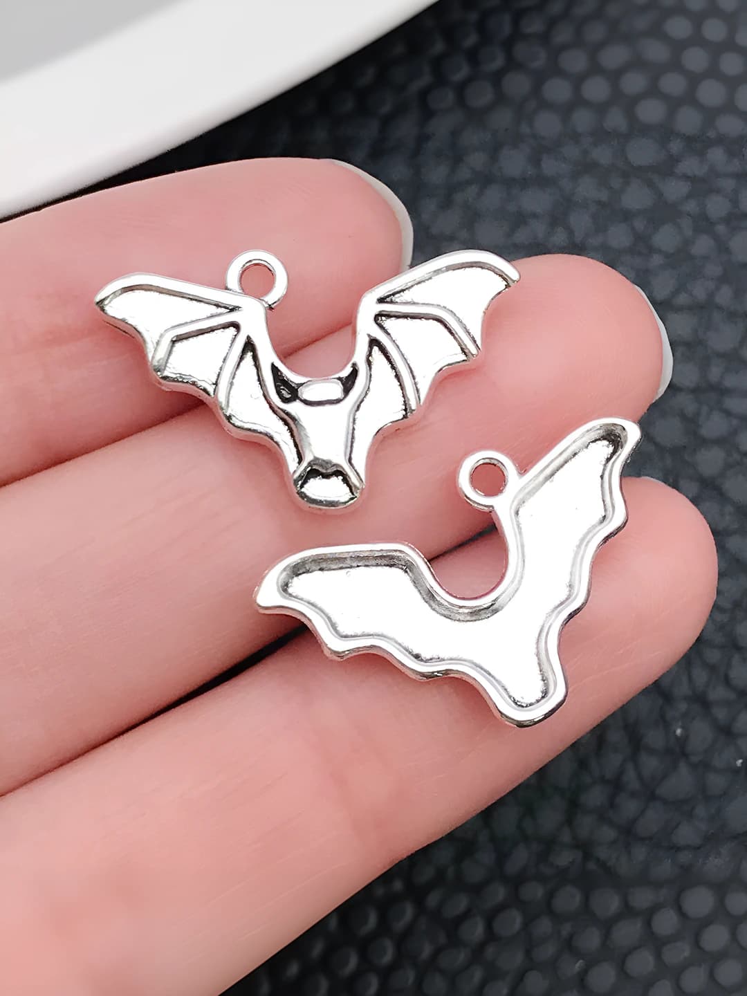 1 pc Halloween small bat 15x24mm-1.4g