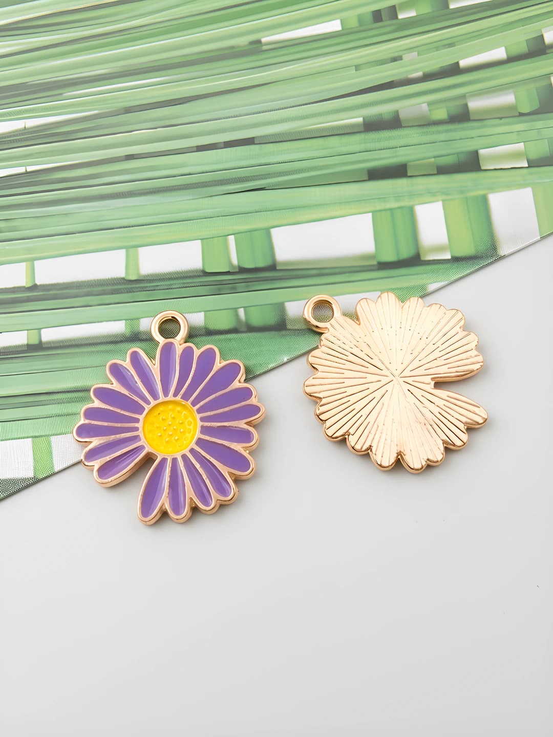 Open purple daisy 18x21mm