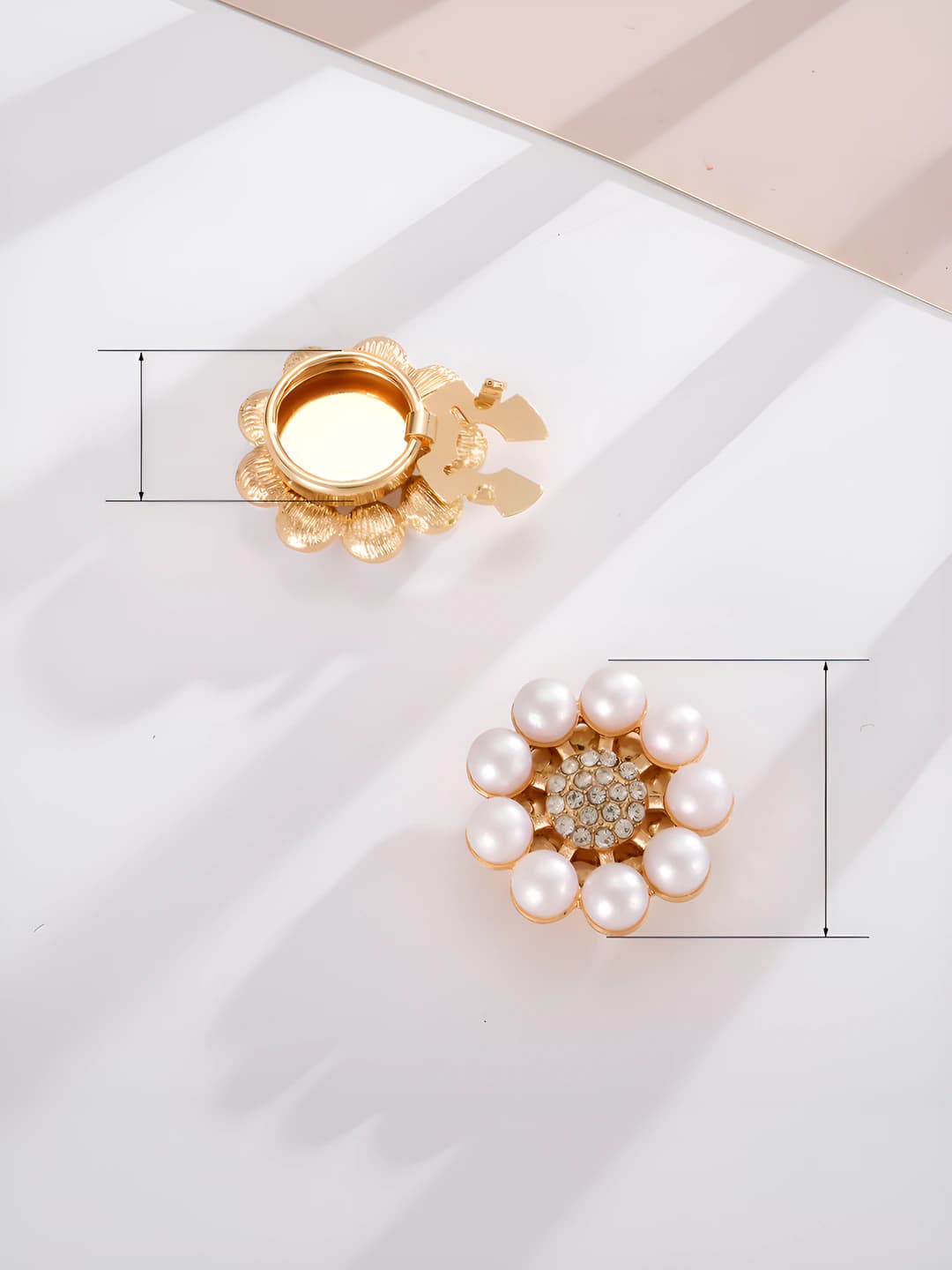 Pearl flower collar button