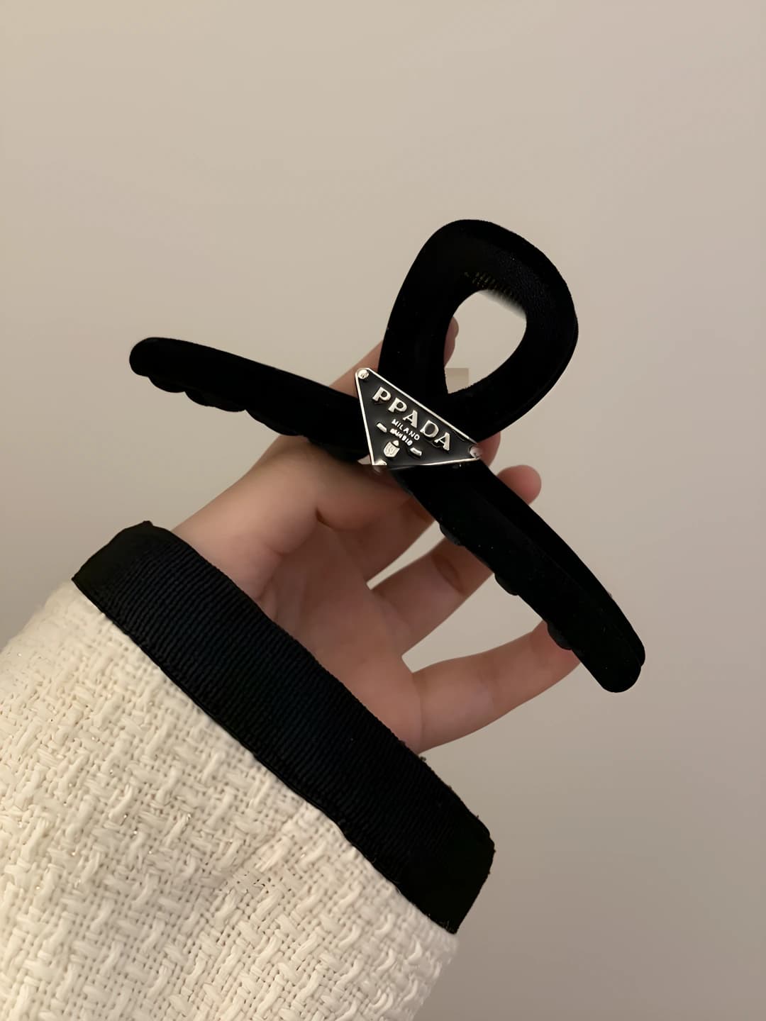 Crossed velvet triangle (13 cm)