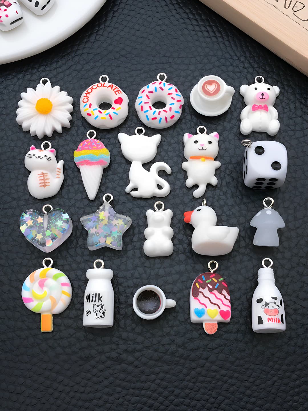 Ayollar uchun oq rangli rezin DIY sharmlar: yurak, yulduz, qalqon, muzqaymoq, ananas, banan, tort, asalarichasi, qo'ng'iroq, donut, apelsin, ayiq shakllari