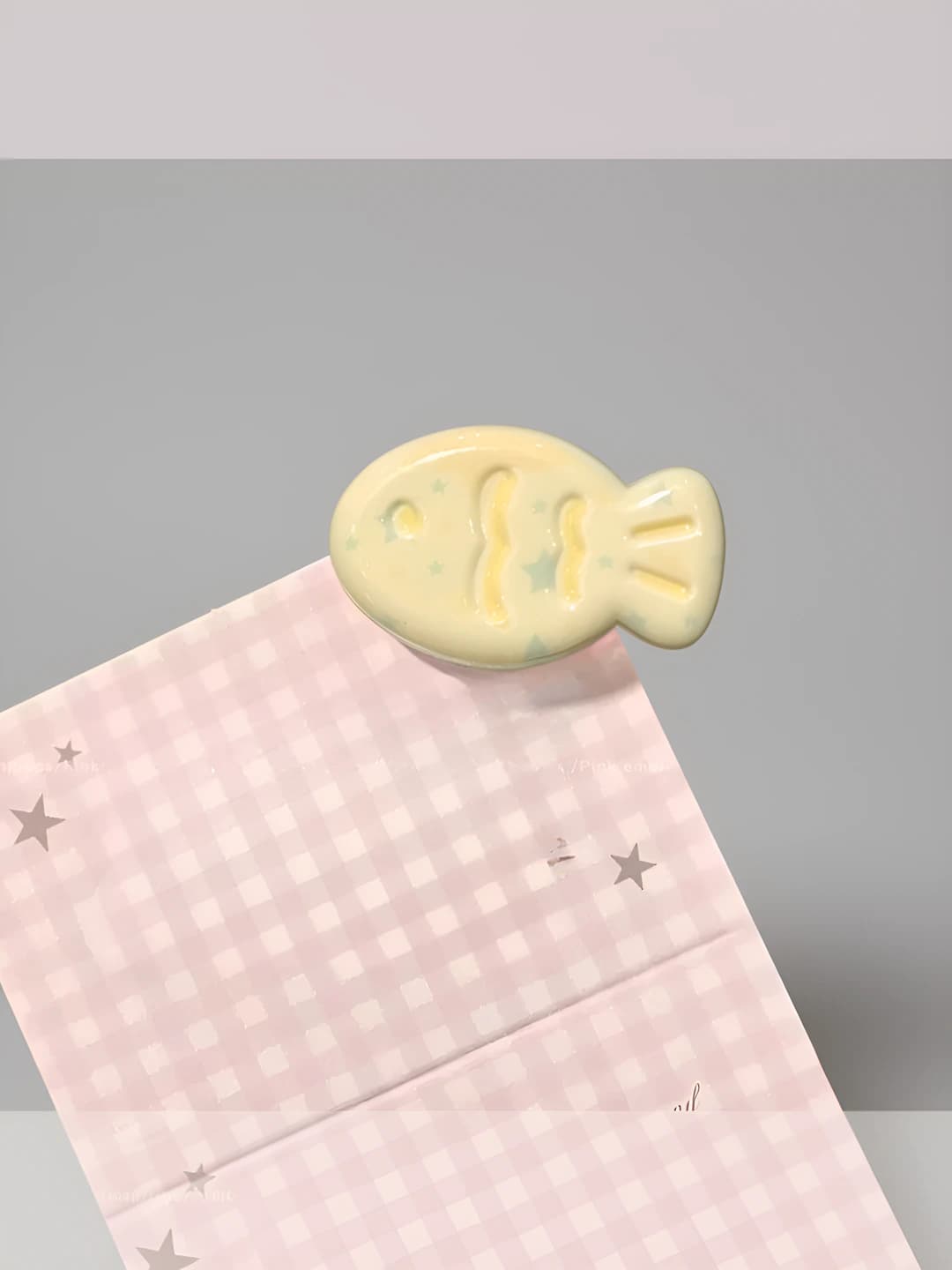 Print cream yellow grape fish clip, 3.2 cm