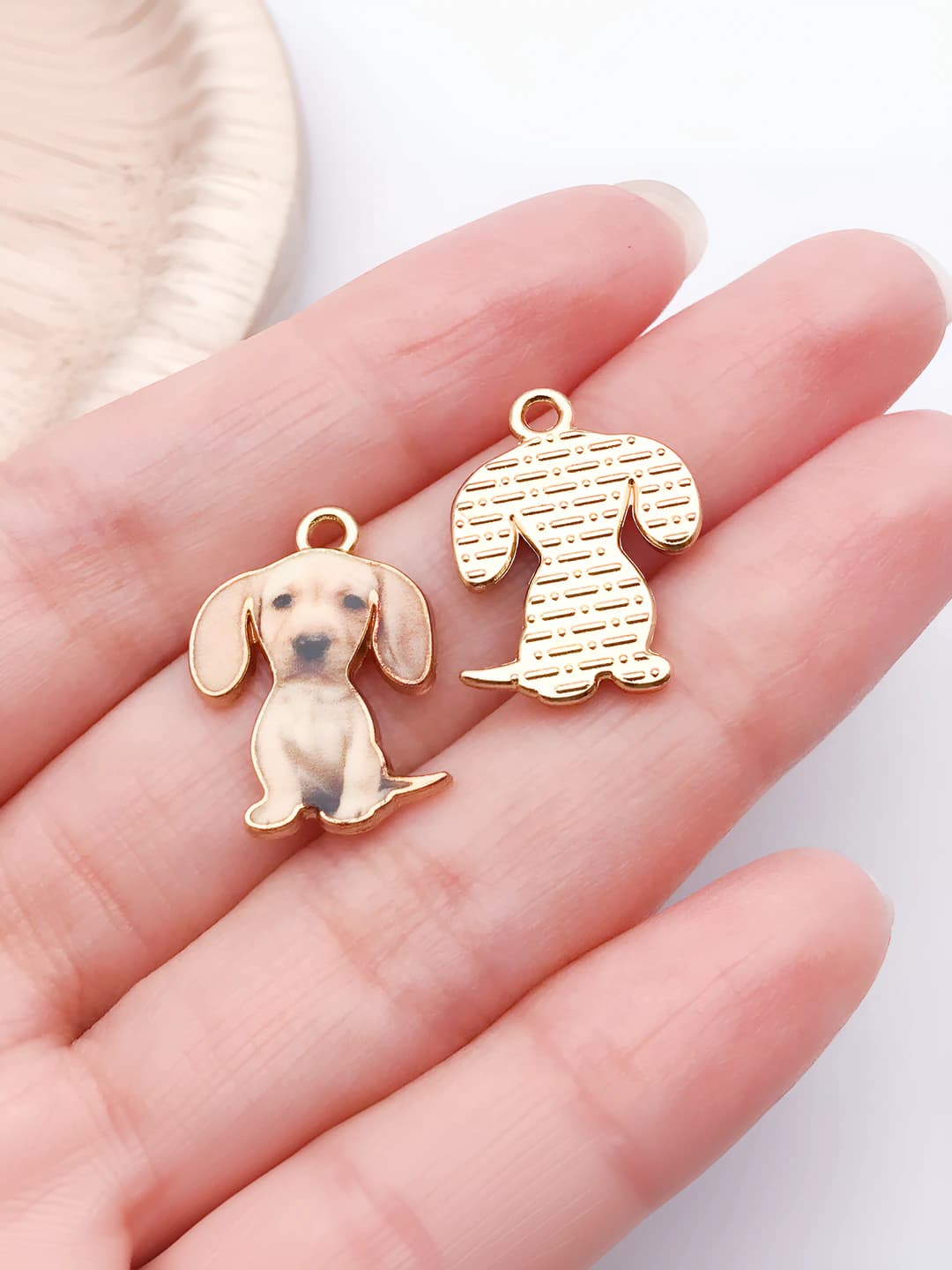 Bej print o'tirgan dachshund 21x15mm-1.3g