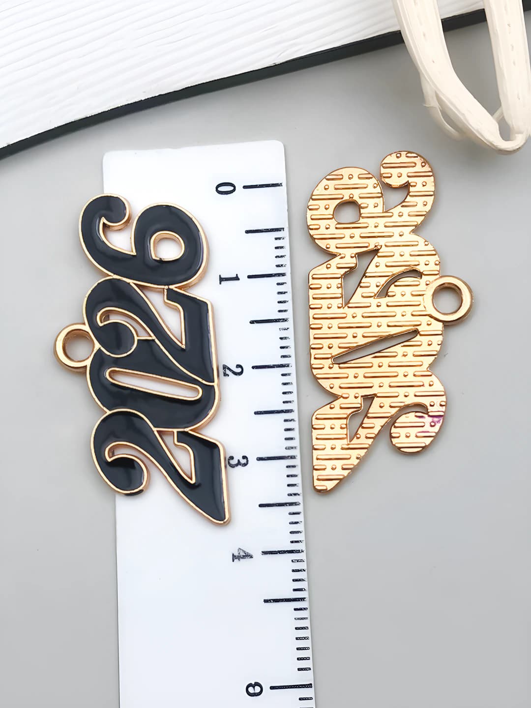 1 шт большой KC золото чёрный, цифра 2026, 18x37mm, 2.35g
