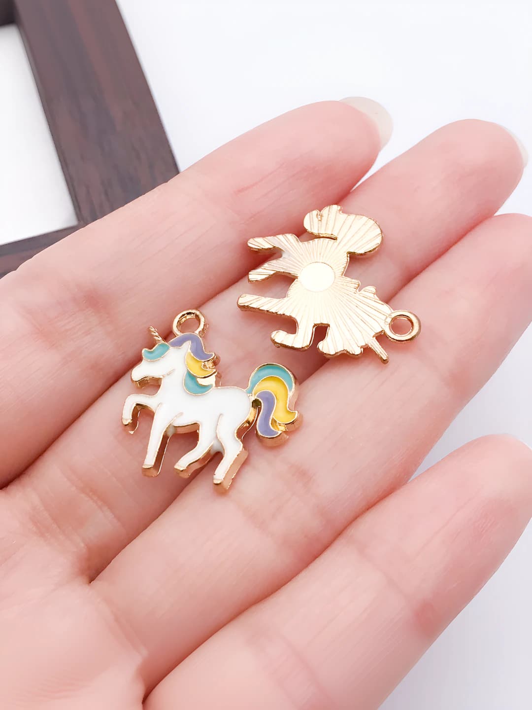 1 dona oq unicorn, 20x19mm, 1.4g