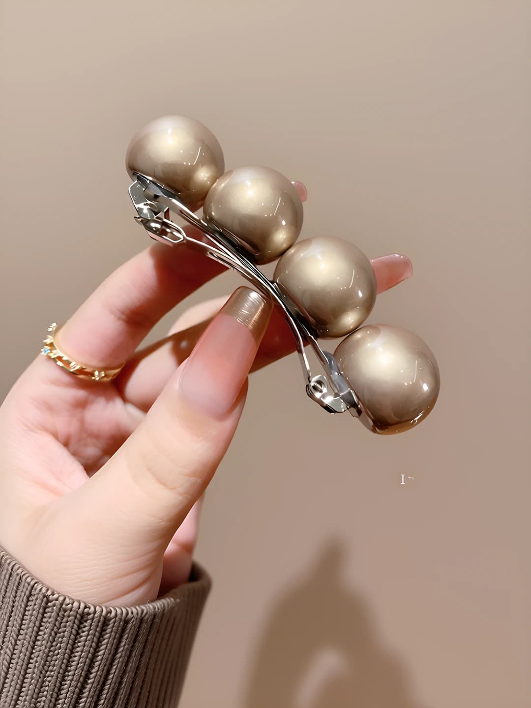 Soft champagne pearl (~8.5 cm)