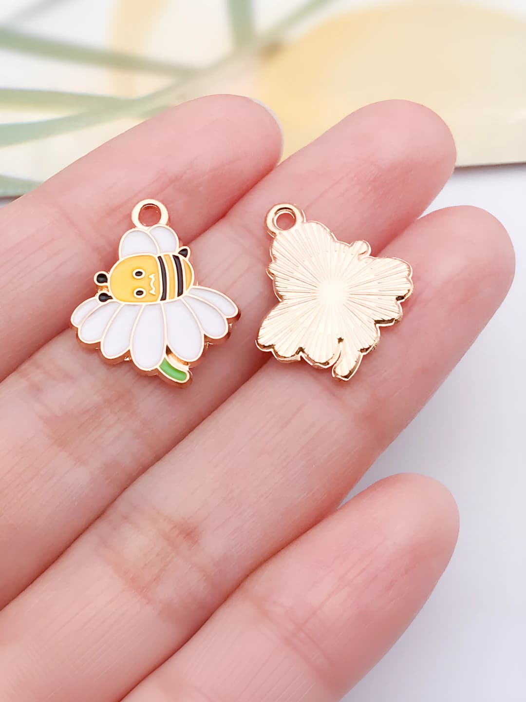 Small chrysanthemum bee 19x16x1mm-0.95g