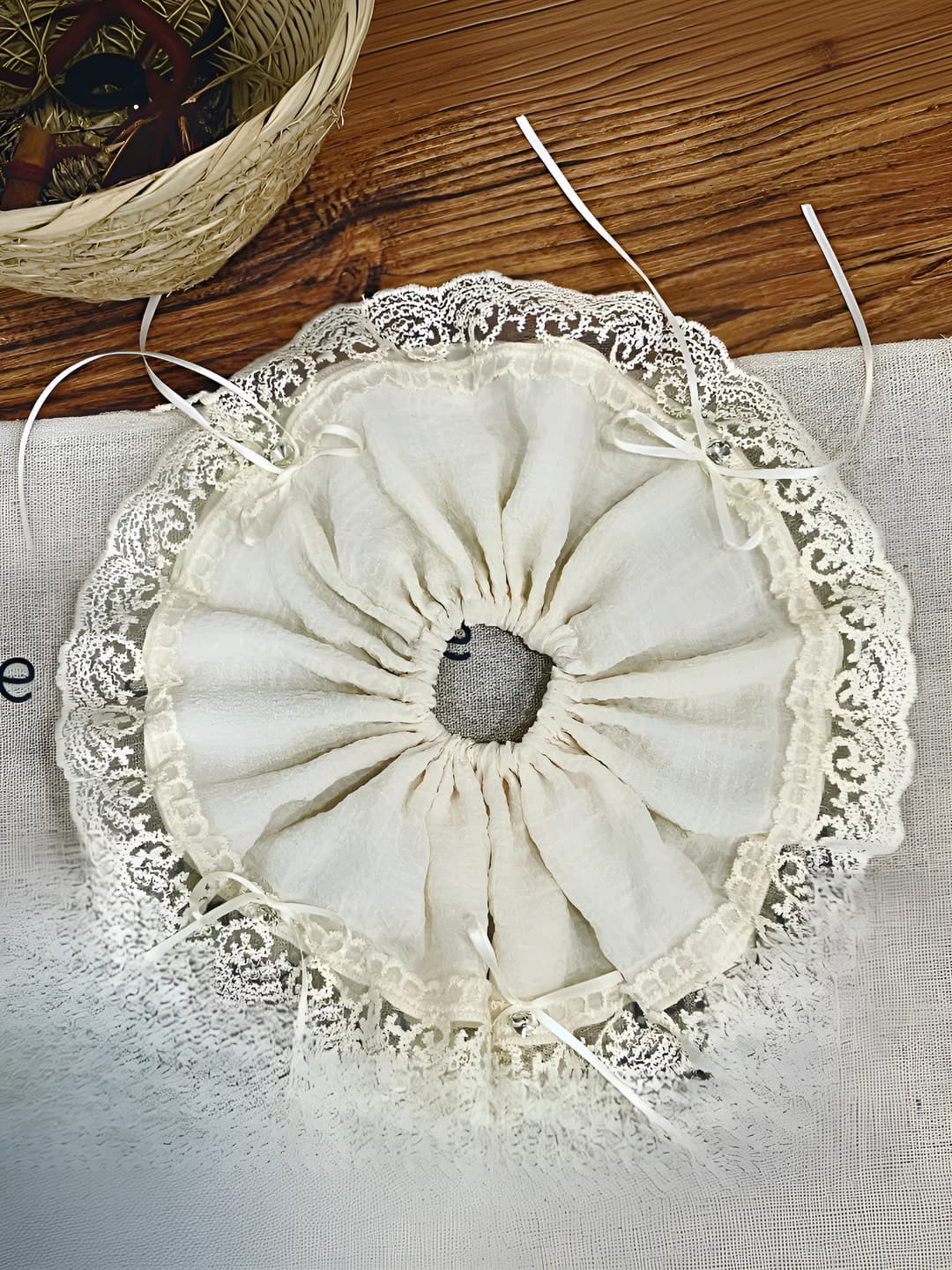 Large lace bow - White