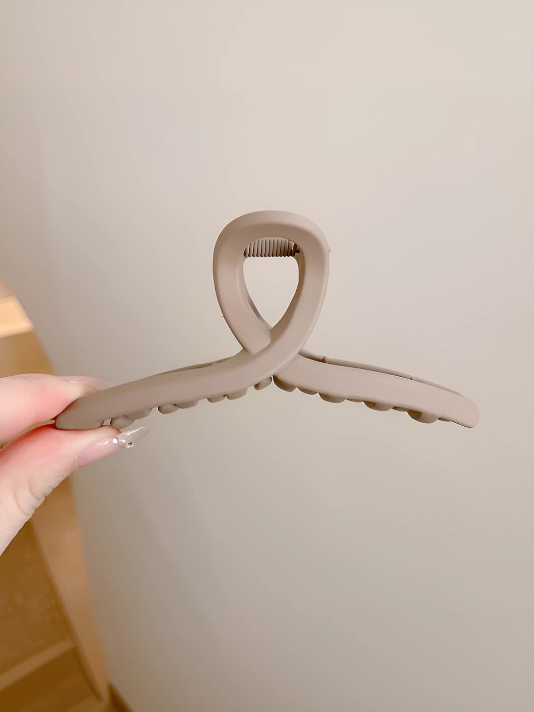 Khaki Y-shape clip