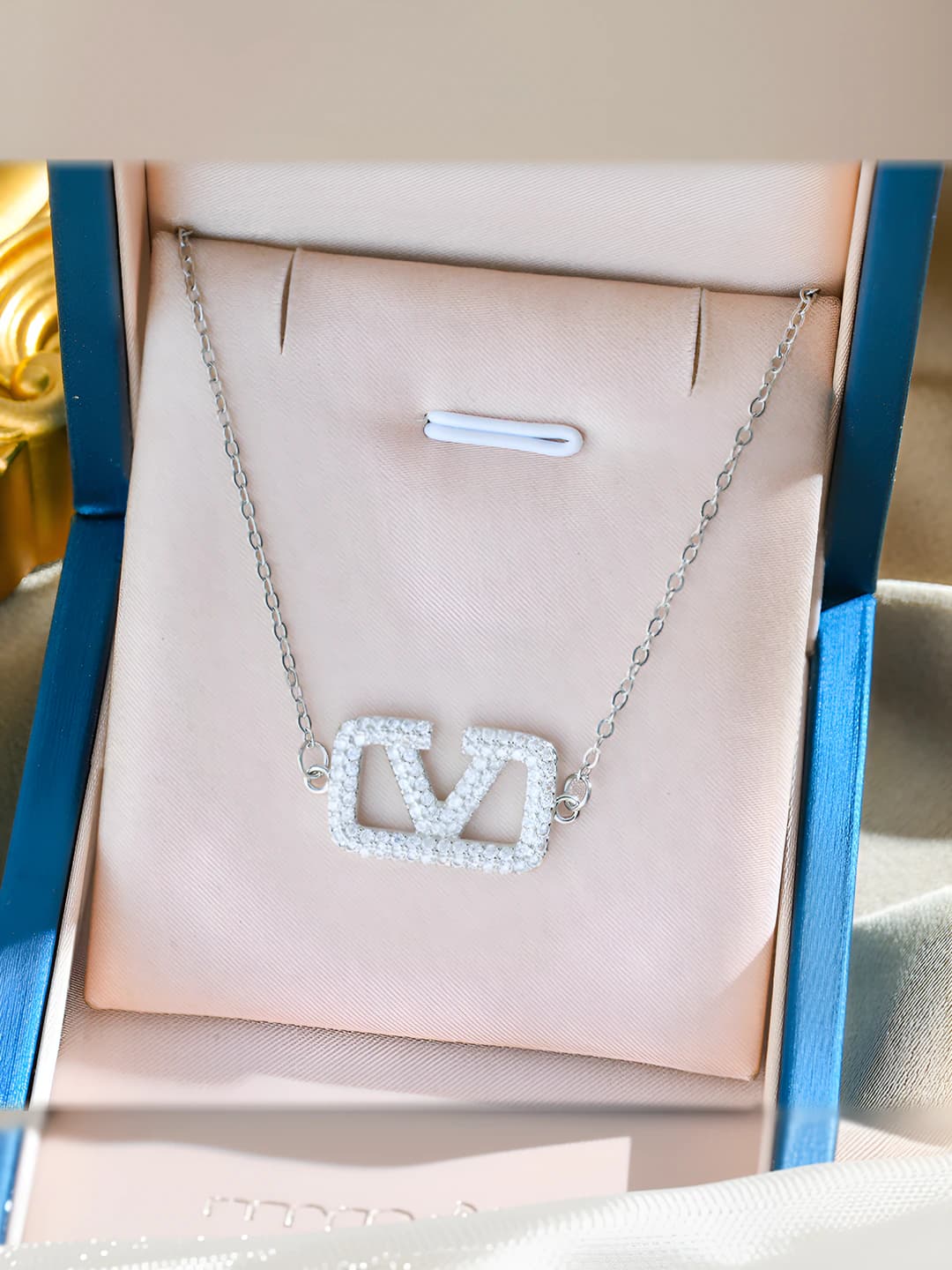 569 Letter V necklace - Silver