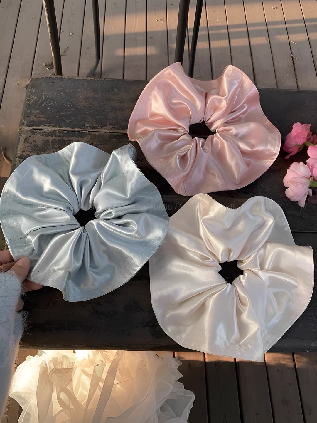 Ayollar uchun retro uslubdagi koreys uslubida bir rangli satin mato bo'sh (oversize) to'shak rezinkasi