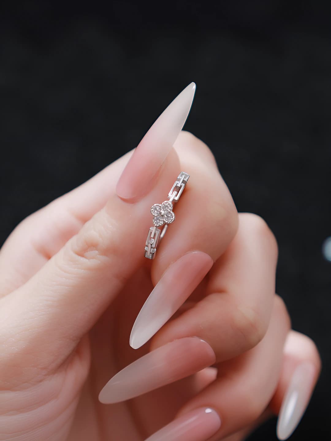 Women's ring with zirconia and four-leaf clover, rhinestone inlay, light luxury style, design element for fashion and commute