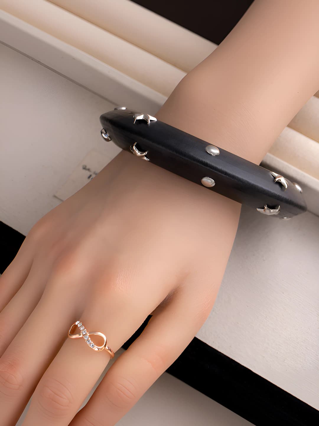Black (silver double-sided star)