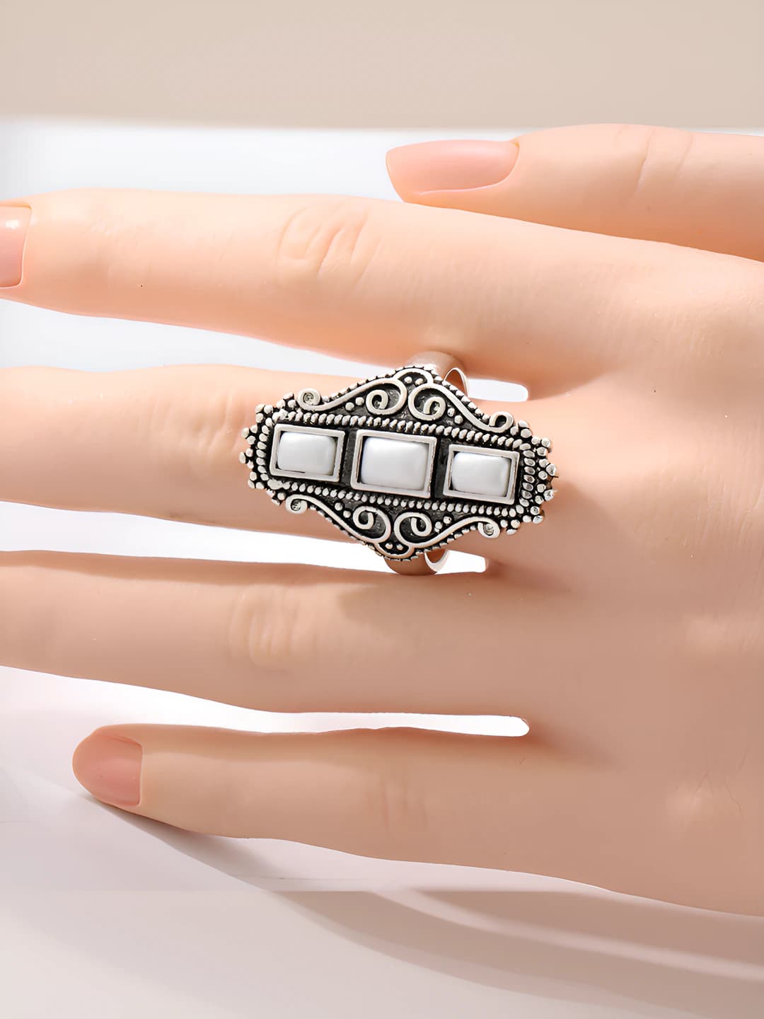 Women's retro style ring with white silver-colored pearls