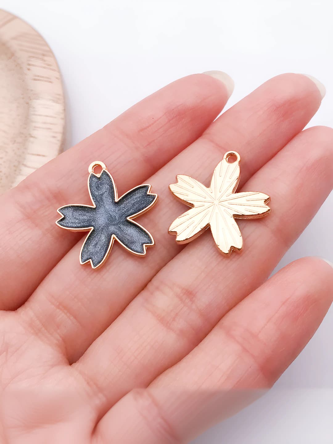 1 pc, black, 19x20mm, 1g