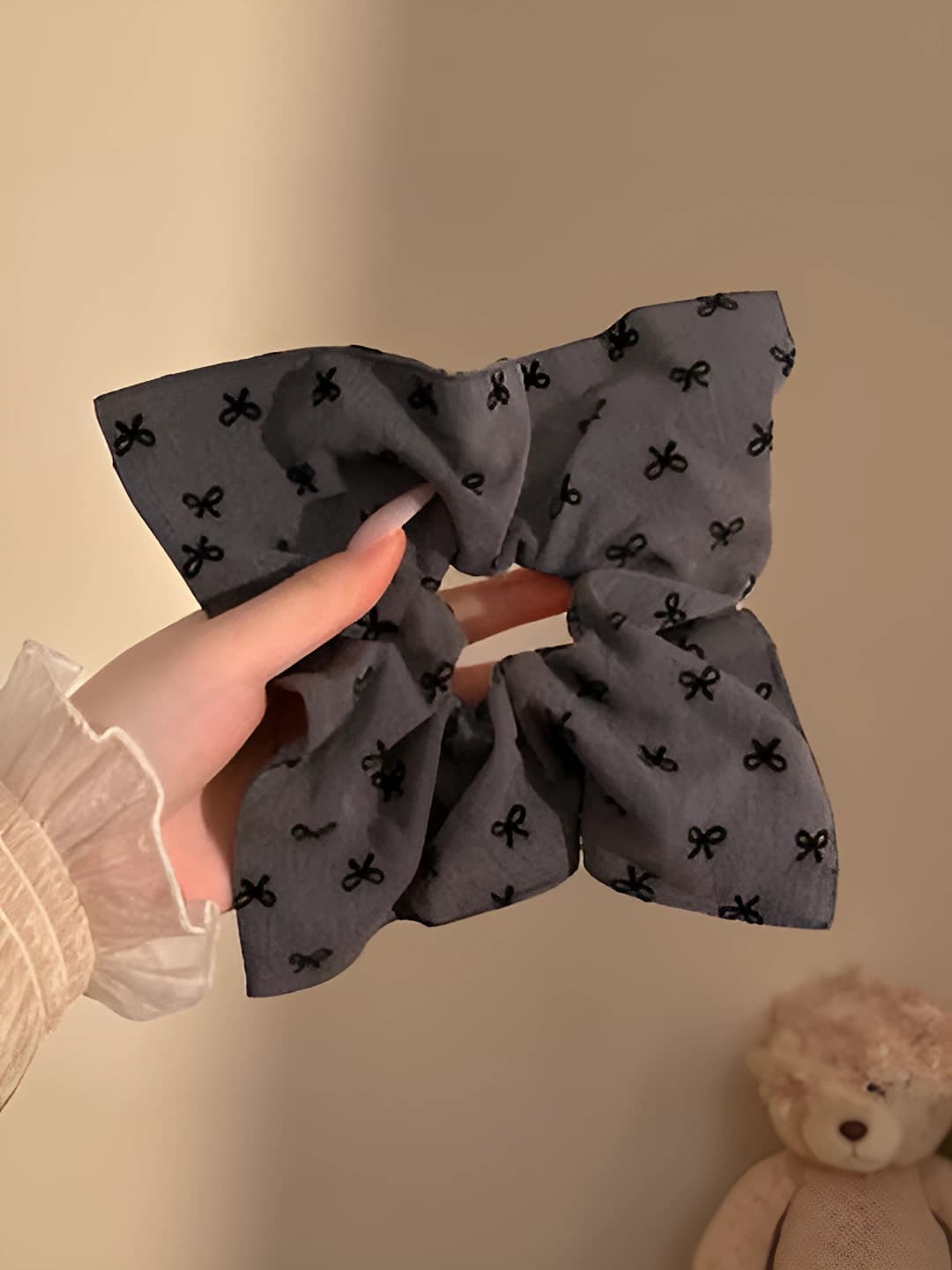 Grey bow square 22 cm