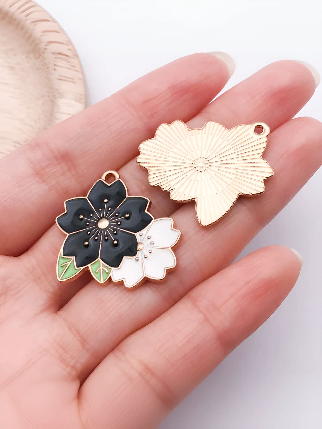 1 pc, black, 25x25mm, 2.6g