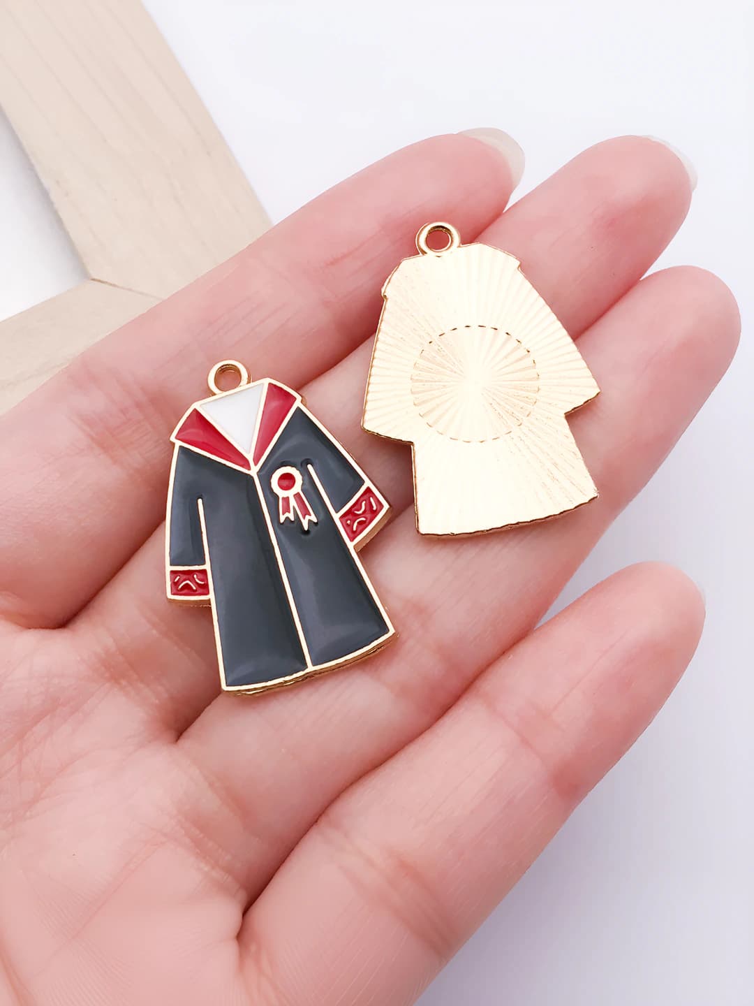 Красный академический костюм 30x20mm