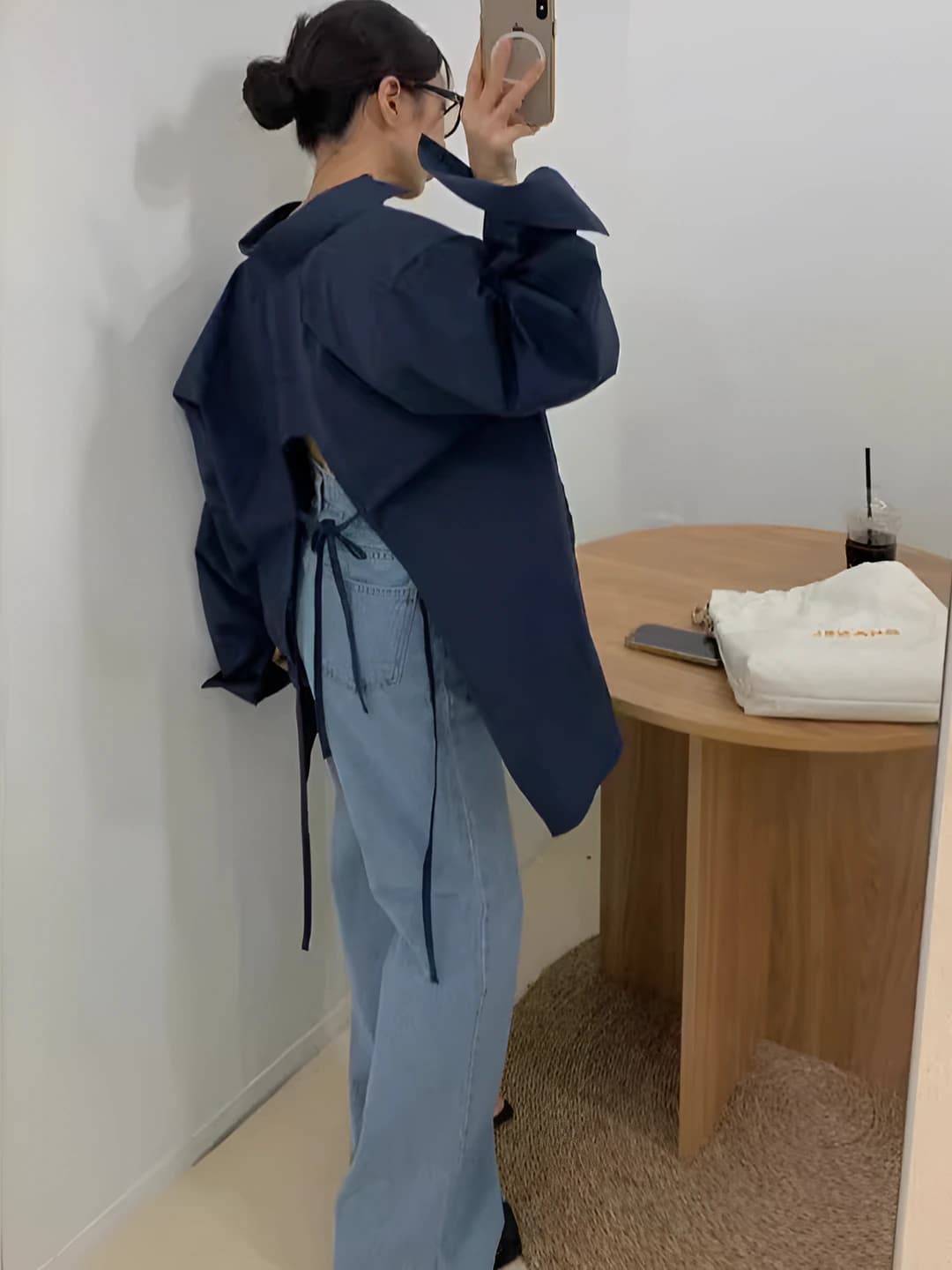 Ayollar uchun koreys uslubida retro kundalik ko'ylak-shirt, uzun yeng, POLO yoqa, bo'sh (oversize) kesim, o'rta-uzun, bir rangli, old qismi yopilishi: yopishqoq tugma