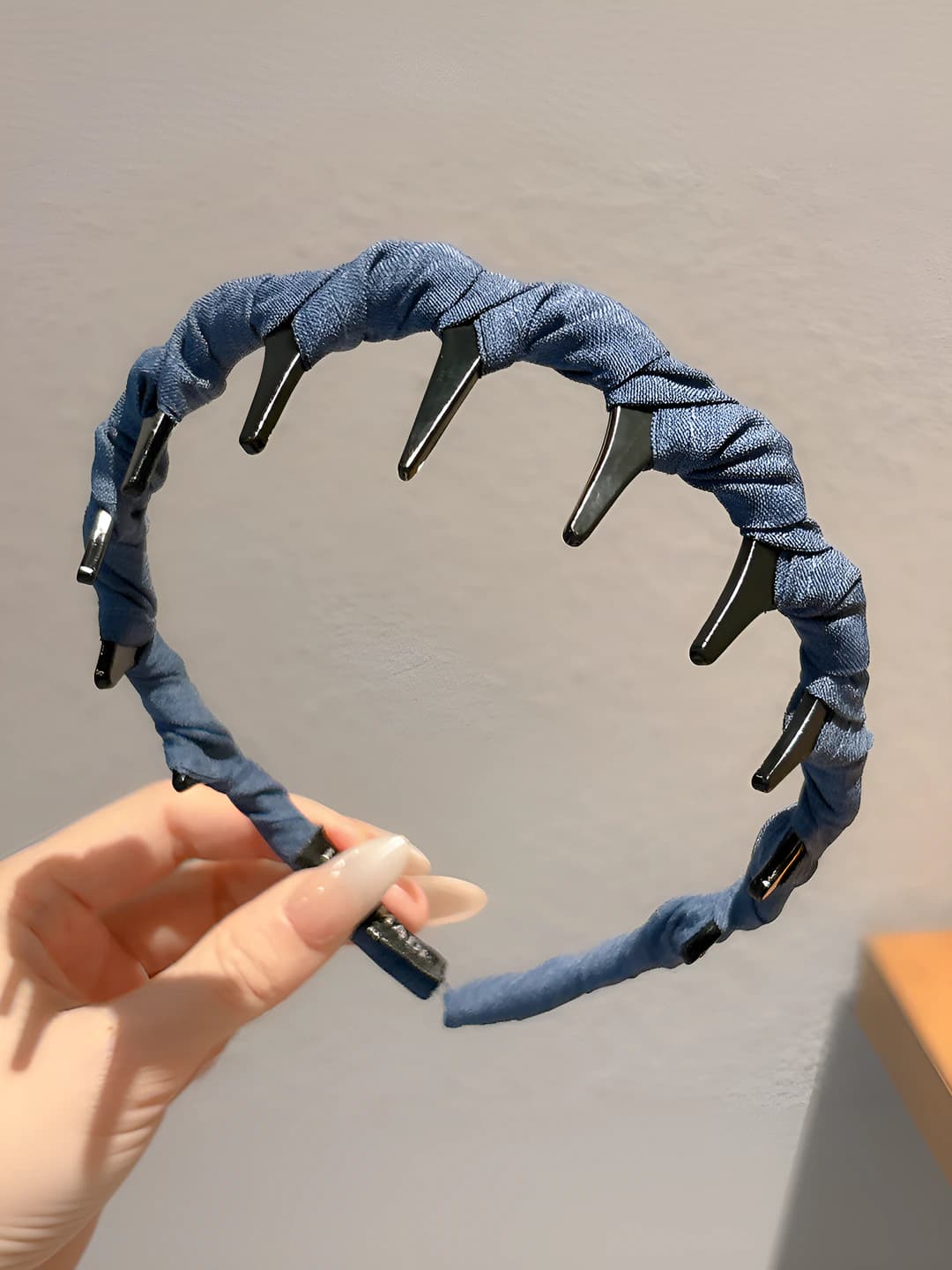 Blue toothed headband
