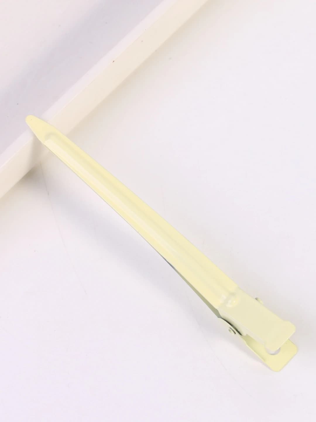 Light yellow pointed clip