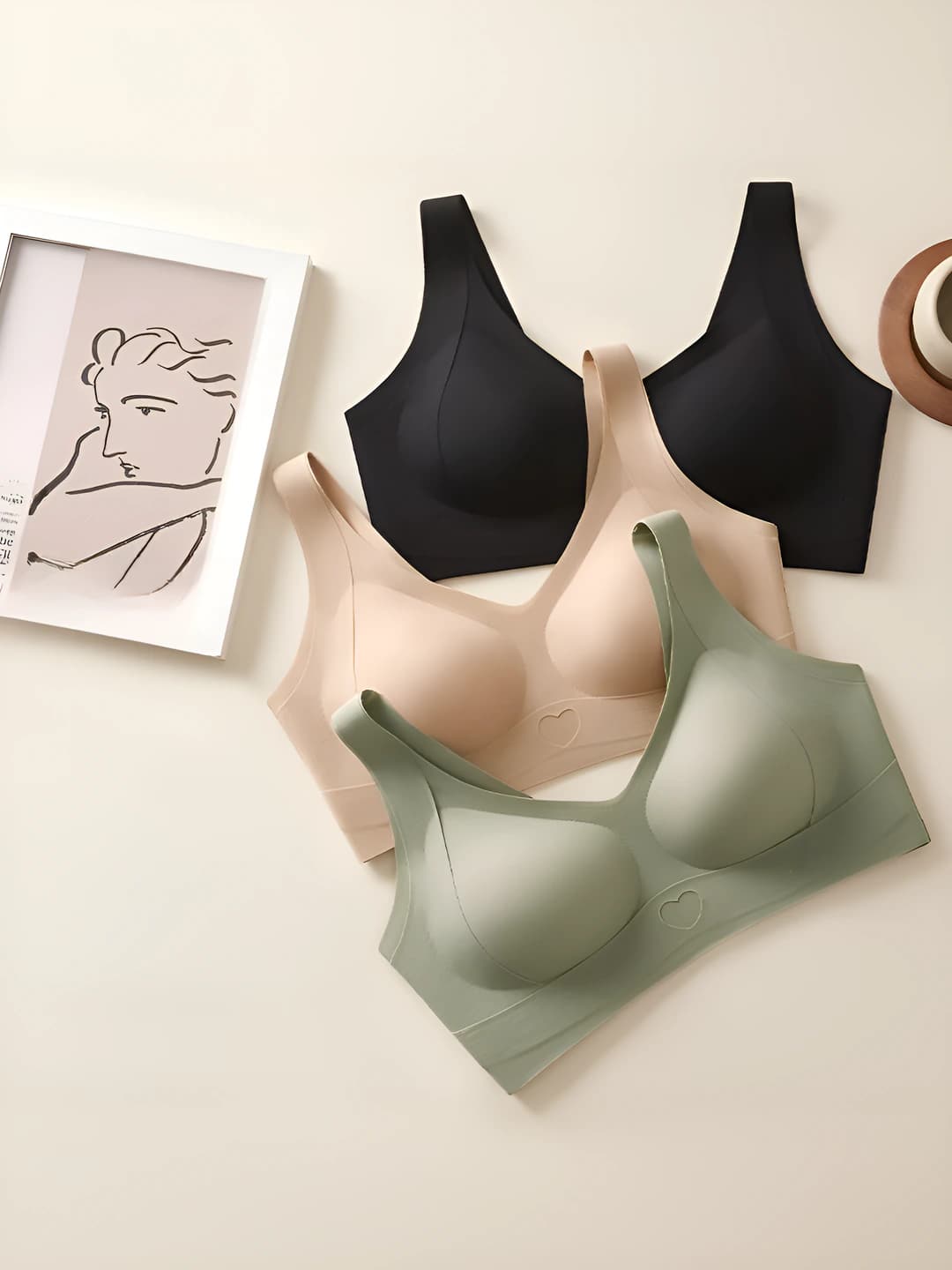 Women's seamless bra: solid colour, heart shape, wide straps, gathering and lifting