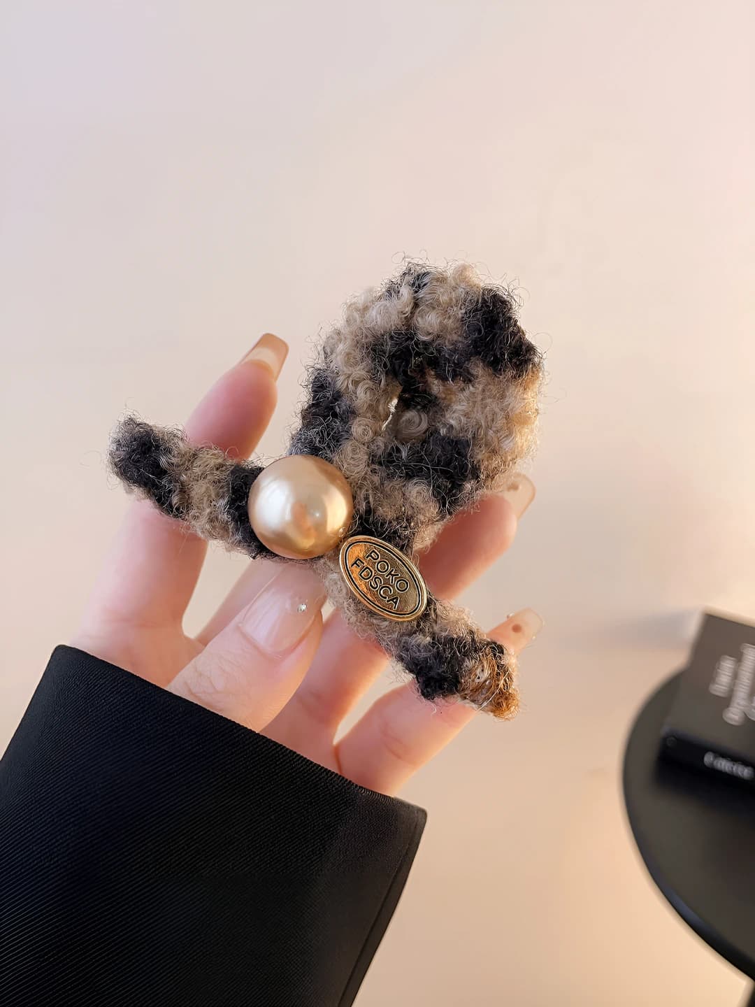Medium leopard pearl Y clip