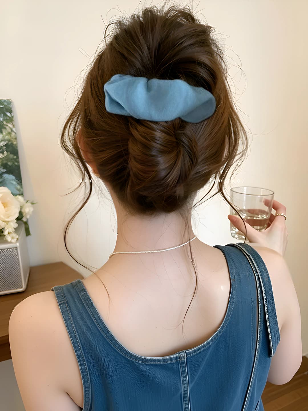 Light blue twist clip