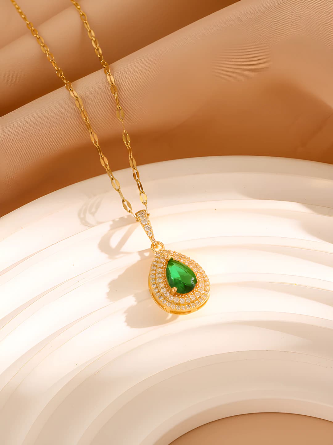 109 Emerald necklace - Gold