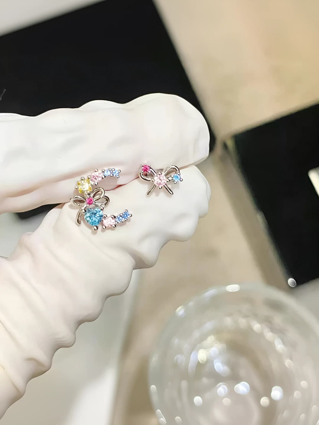 Ayollar uchun 316L titan po'lat quloq qo'shig'i, dolfin seriyasi, zirkonli oy va baquddoz dizayn elementi, shirin va salqin uslubdagi ziraklar