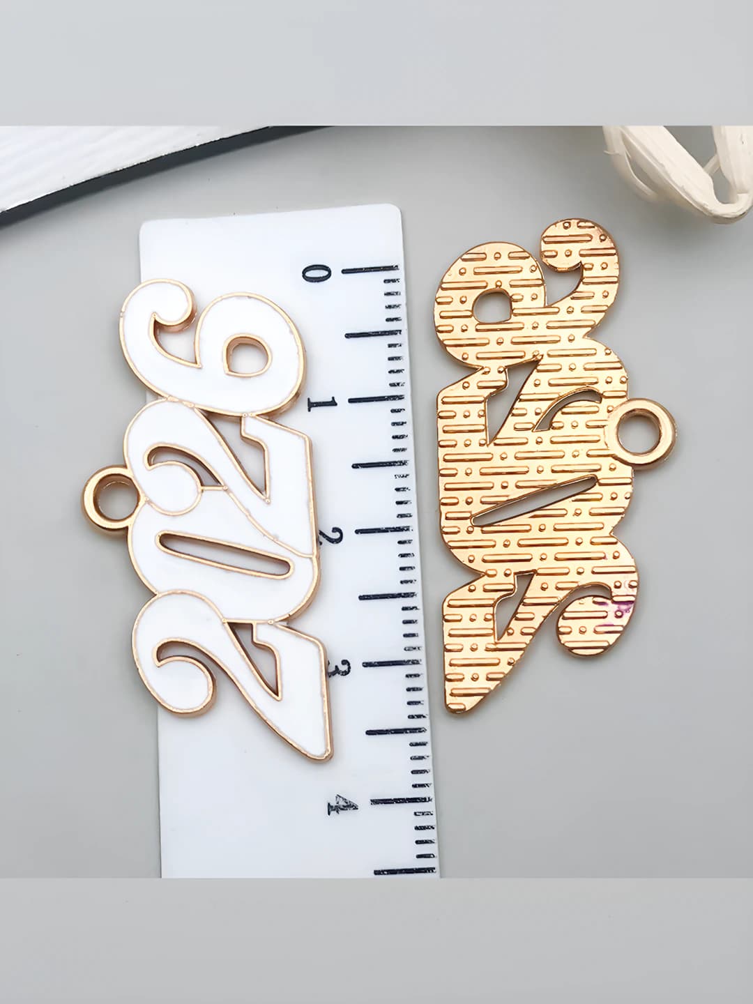 1 шт большой KC золото белый, цифра 2026, 18x37mm, 2.35g