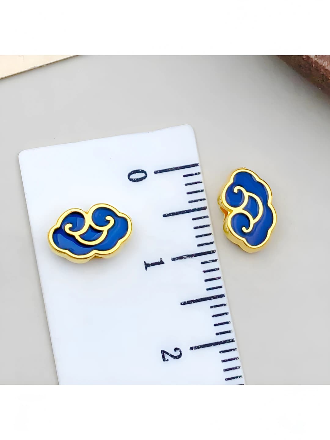 1 ta kichik to'q ko'k oltin 10x6mm-0.7g-2 teshik
