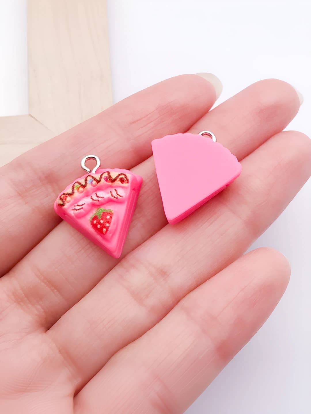 Rose red resin triangle strawberry cake 22x18x7mm-1.2g