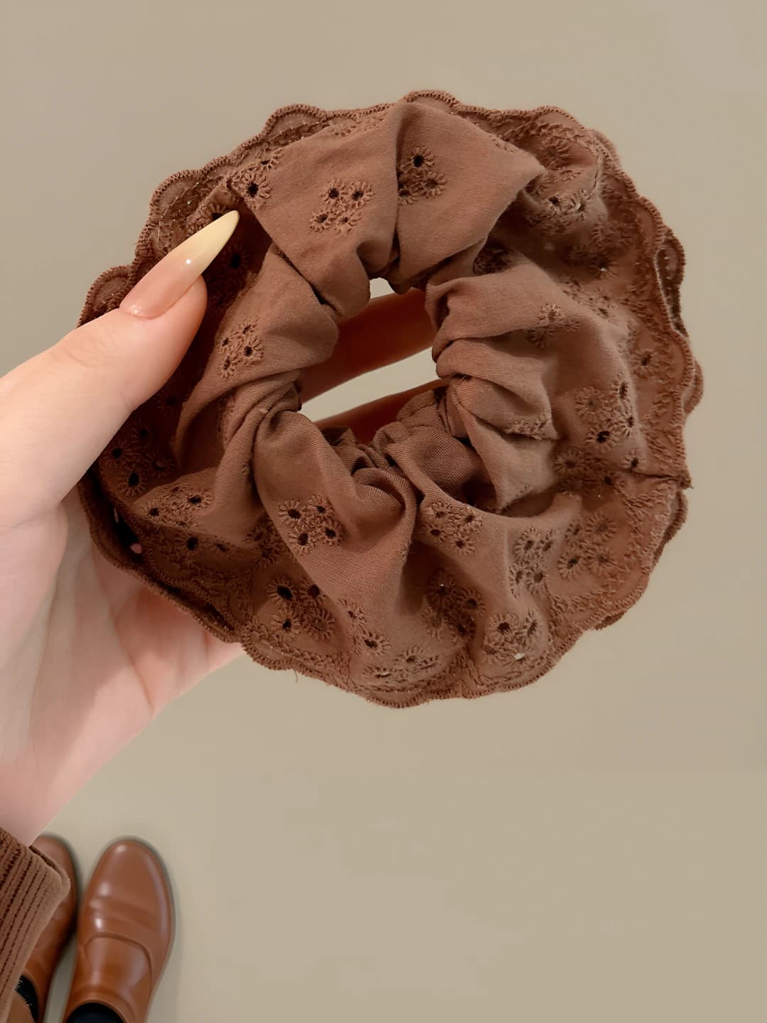Kofe rangli tikish krep soch tasi ikki qatlam 13 cm